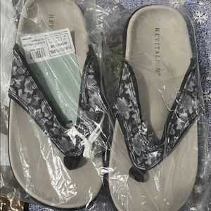 REVITALIGN waco shoe co.Black and Gray Floral Flip Flops brand new